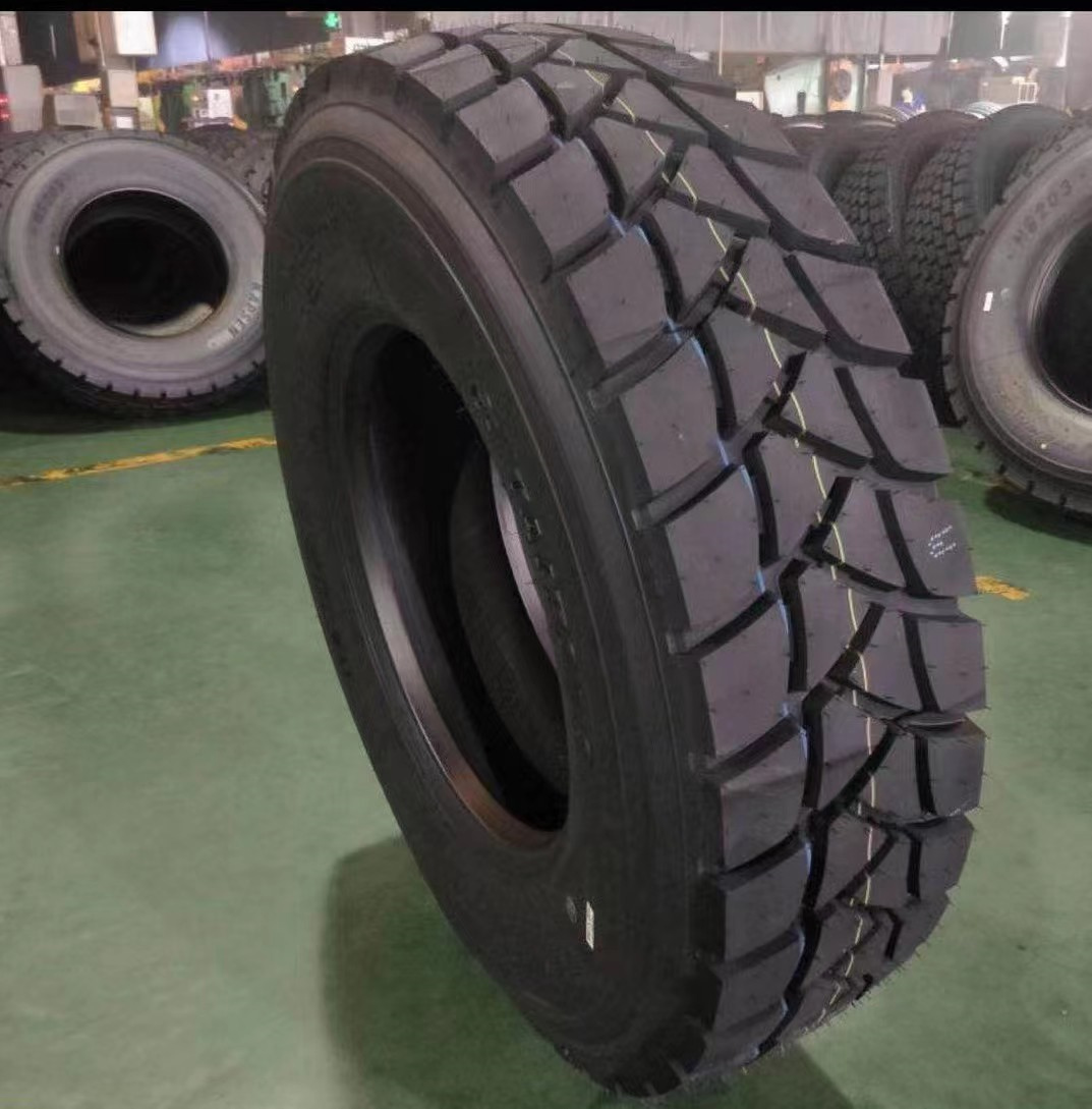 Auto tyre-13R22.5